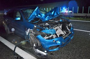 policjanci wykonują czynności na wypadku drogowym