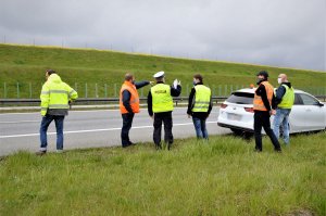 policjanci analizują wypadek