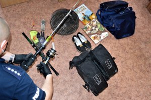 policjant przy odnalezionych rzeczach