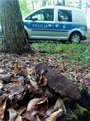 policjanci zabezpieczają niewybuch