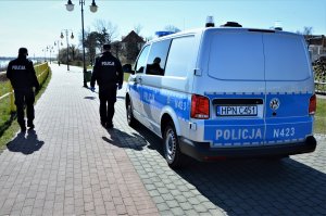 policjanci patrolują