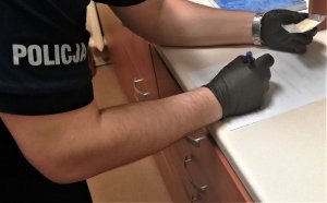 policjant zabezpiecza narkotyki