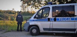 policjant zabezpiecza niewybuchy