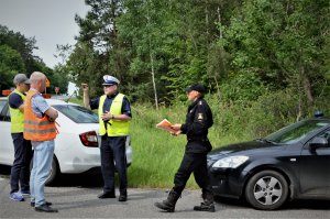 policjanci na miejscu wypadku