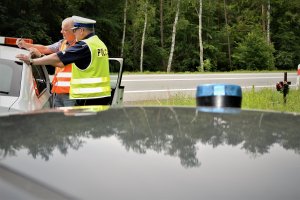 policjanci na miejscu wypadku