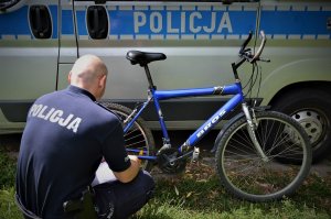 policjant przy rowerze