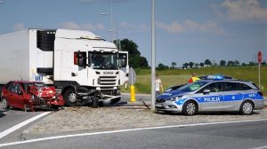 policjanci wykonują czynności na wypadku