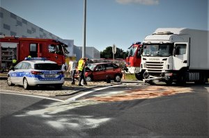 policjanci wykonują czynności na wypadku