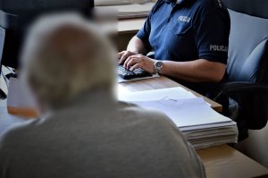 policjant przesłuchuje zatrzymanego