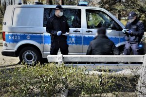policjanci legitymują