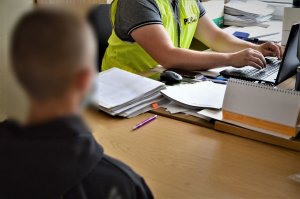 policjant przesłuchuje