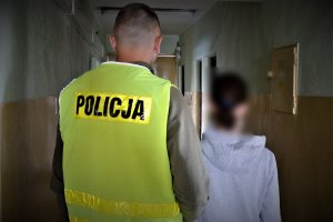 policjant doprowadza zatrzymanych