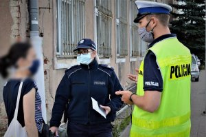 policjanci przeprowadzają interwencję