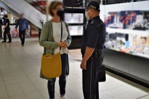 policjant rozmawia z mieszkanką