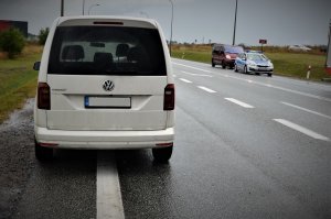 policjanci pracują na wypadku drogowym