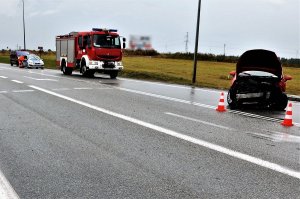 policjanci pracują na wypadku drogowym