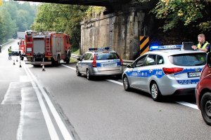 policjanci pracują na miejscu wypadku