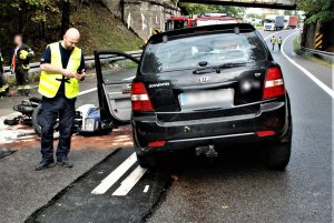 policjanci pracują na miejscu wypadku