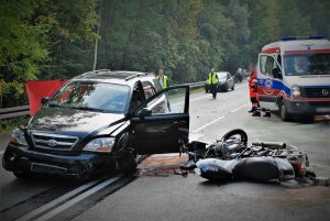 policjanci pracują na miejscu wypadku