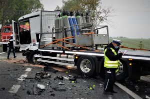 policjanci pracują na wypadku