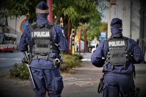policjanci patrolują ulice