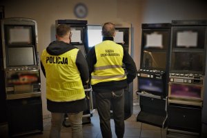 policjanci zabezpieczyli 5 automatów do gier i narkotyki