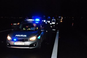 policjanci pracują na miejscu wypadku