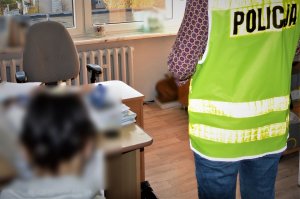 policjantka przesłuchuje zatrzymaną