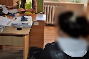 policjantka przesłuchuje zatrzymaną