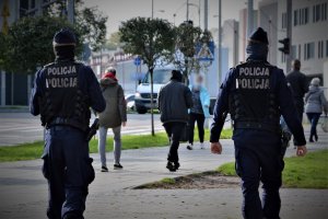 policjanci patrolują ulicę