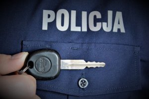 policjant trzyma kluczyk