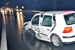 policjanci pracują na miejscu wypadku