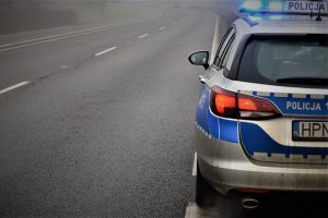 policjanci pracują w miejscu zdarzenia