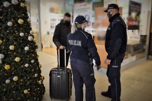 policjanci legitymują osobę