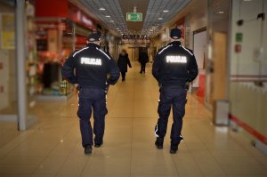 policjanci patrolują galerię