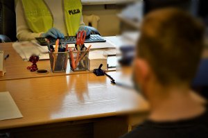 policjantka przesłuchuje zatrzymaną