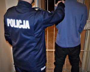 policjanci wykonują czynności w związku z rozbojem