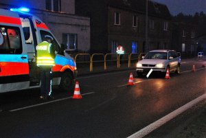 policjanci pracują w miejscu wypadku drogowego