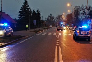 policjanci pracują w miejscu wypadku drogowego