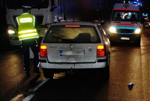 policjanci pracują w miejscu wypadku drogowego