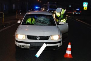 policjanci pracują w miejscu wypadku drogowego