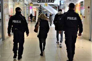 policjanci patrolują galerię