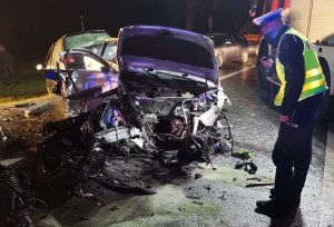 policjanci pracują w miejscu wypadku