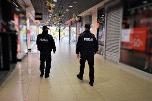 policjanci patrolują galerię
