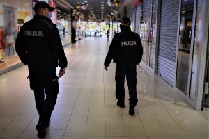 policjanci patrolują galerię