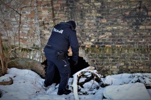 policjant sprawdza pustostan