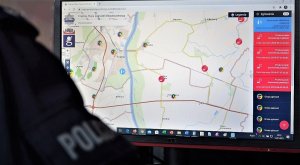 policjant sprawdza Krajową Mapę Zagrożeń