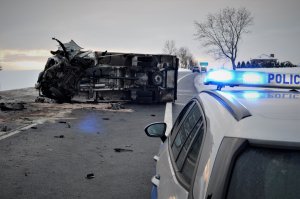 policjanci wykonują czynności na wypadku