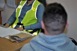policjanci przesłuchują zatrzymanych
