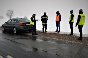 policjanci badają infrastrukturę drogową po śmiertelnym wypadku